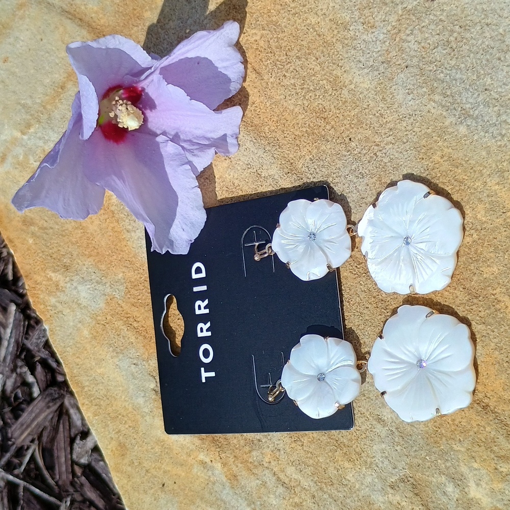 Torrid Ivory Floral Drop Statement Earrings NWT - Picture 2 of 3